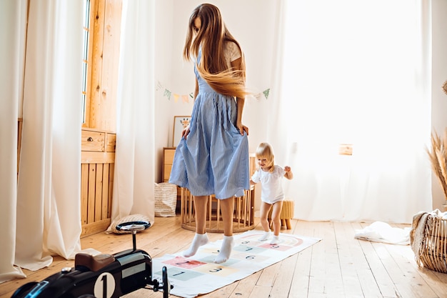 Giovane madre che gioca con il piccolo bambino a casa