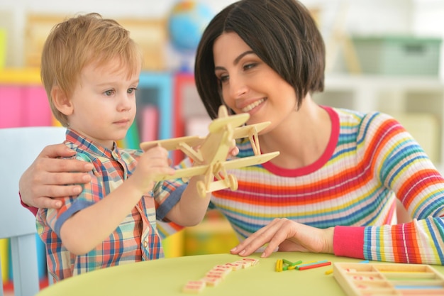 Giovane madre che gioca con un bel figlioletto