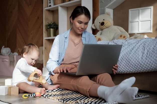 Giovane madre che naviga in internet