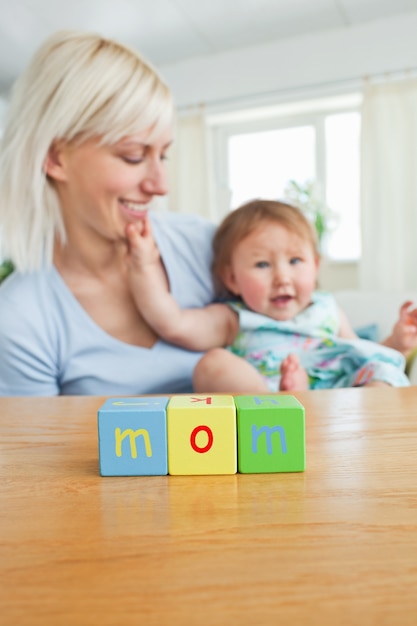 Giovane madre che paga con sua figlia