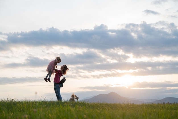 Giovane madre che si gode la vita con sua figlia fuori nella natura