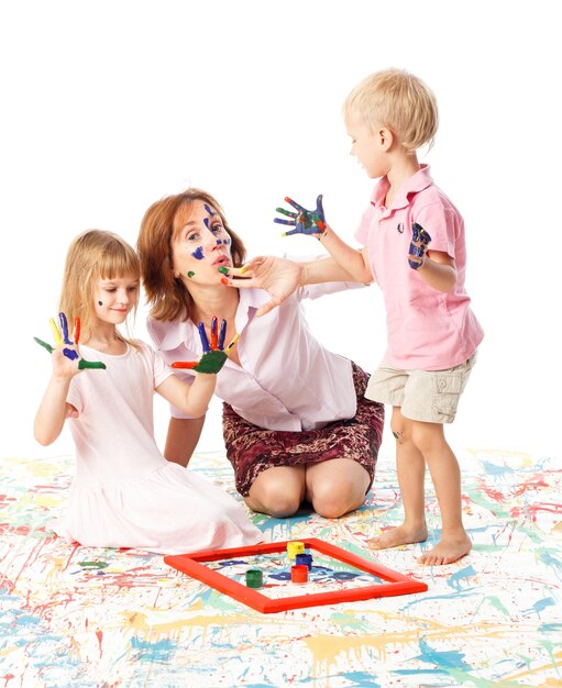 Giovane madre con due bambini su bianco famiglia sorridente felice all'interno