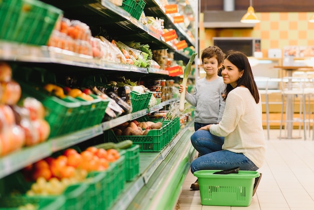 Giovane madre con il suo piccolo neonato al supermercato