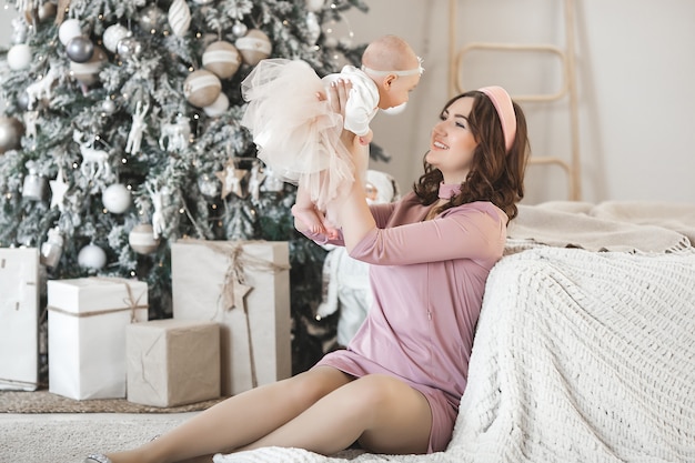 giovane madre con la sua piccola bambina con decorazioni natalizie