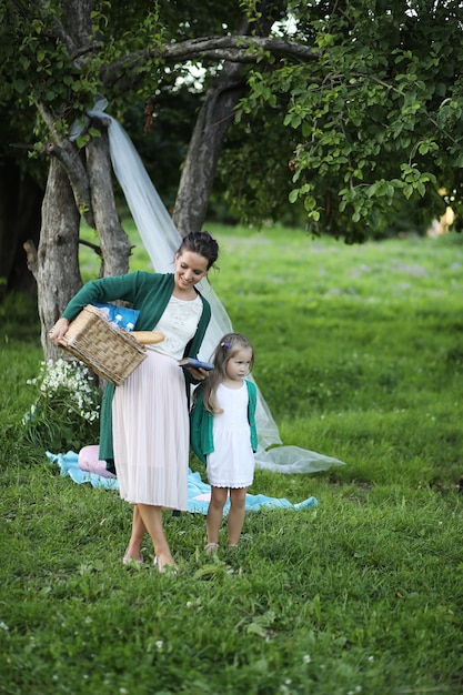 Giovane madre con sua figlia a un picnic nel parco