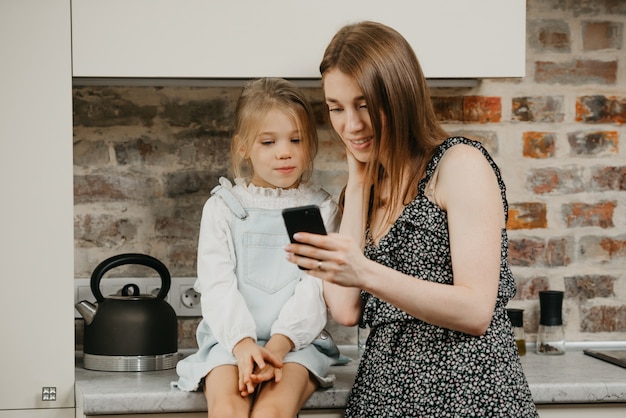 Giovane madre con sua figlia in cucina