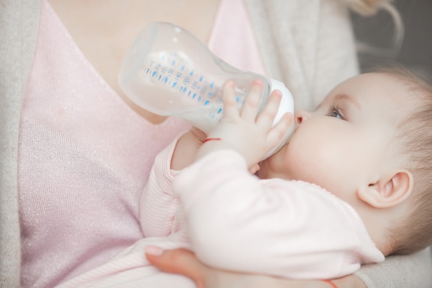 Giovane madre con un bambino piccolo