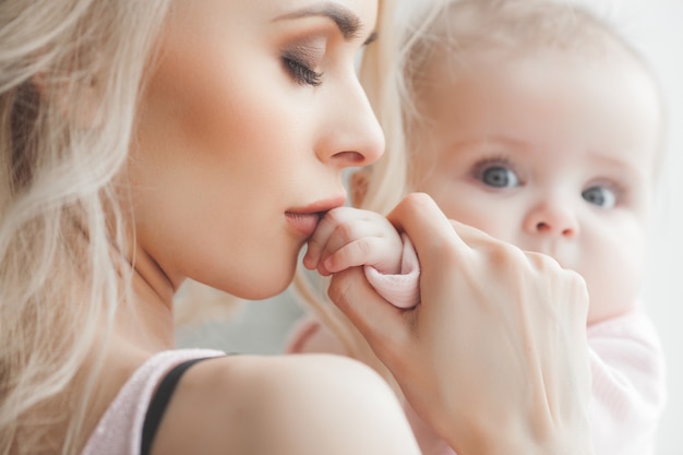 Giovane madre con un bambino piccolo