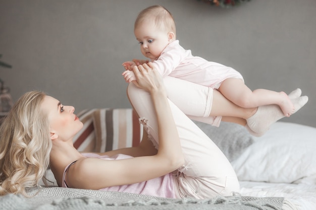 Giovane madre con un bambino piccolo