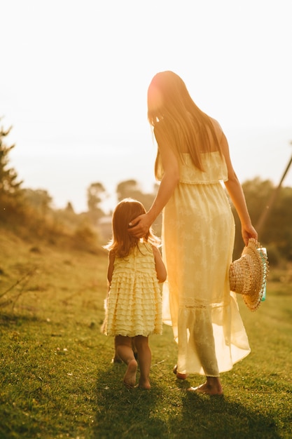 giovane madre e figlia all&#39;aperto