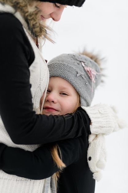 Giovane madre e figlia nella neve 14