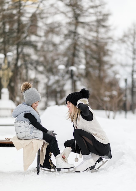 Giovane madre e figlia nella neve 15
