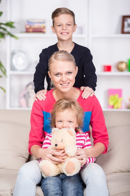 Giovane madre e i suoi due figli. Famiglia felice.