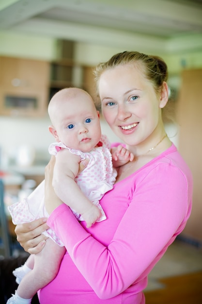 Giovane Madre E Il Suo Bambino