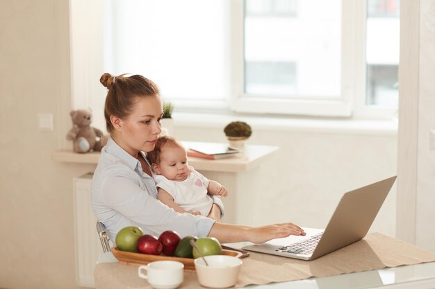 Giovane madre lavoratrice