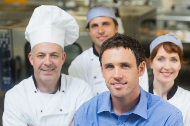 Giovane manager in posa in una cucina