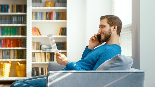 Giovane maschio che parla al telefono