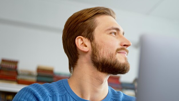 Giovane maschio navigare in internet utilizzando un computer portatile