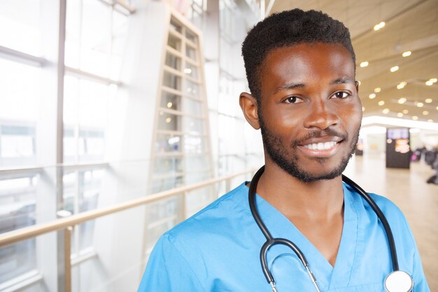 Giovane medico afroamericano