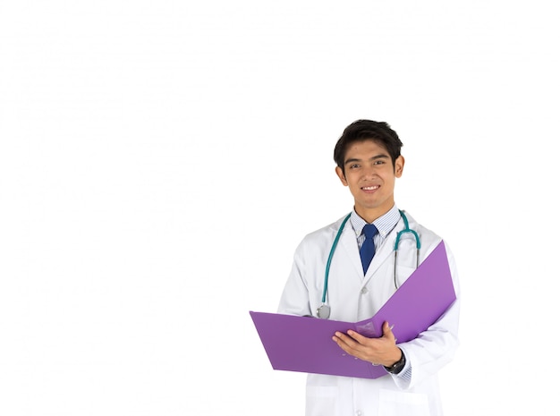 giovane medico asiatico detiene un file viola con stetoscopio
