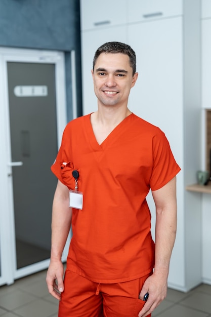 Giovane medico bello in uniforme Operatore medico professionista in ospedale moderno