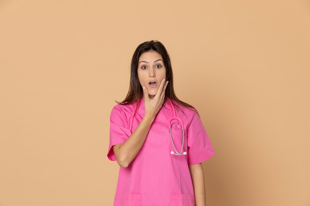 Giovane medico che indossa l'uniforme rosa