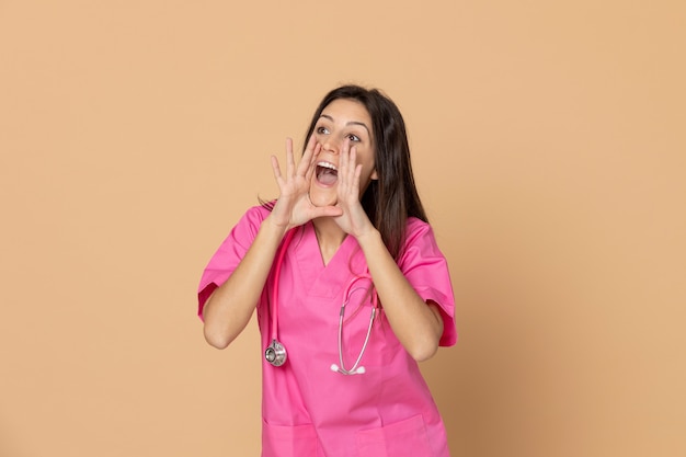 Giovane medico che indossa l'uniforme rosa