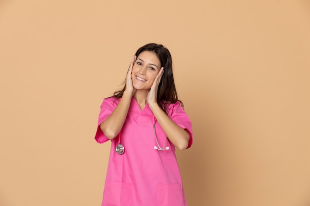 Giovane medico che indossa l'uniforme rosa