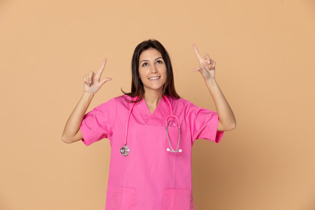 Giovane medico che indossa l'uniforme rosa