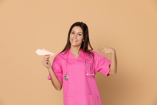 Giovane medico che indossa l'uniforme rosa