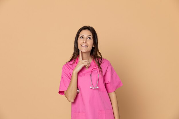 Giovane medico che indossa l'uniforme rosa