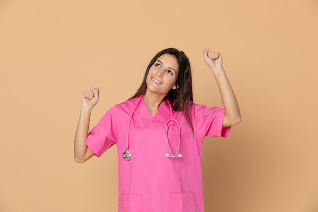 Giovane medico che indossa l'uniforme rosa