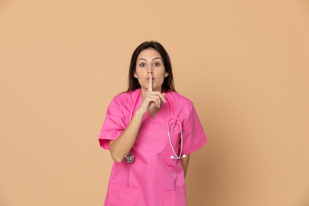 Giovane medico che indossa l'uniforme rosa