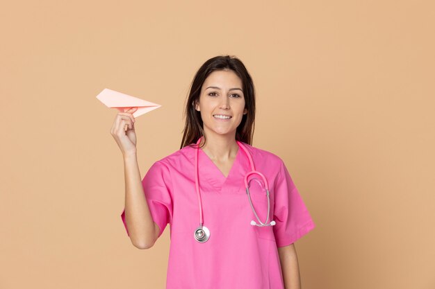 Giovane medico che indossa l'uniforme rosa