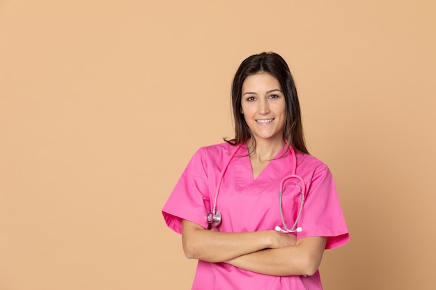 Giovane medico che indossa l'uniforme rosa