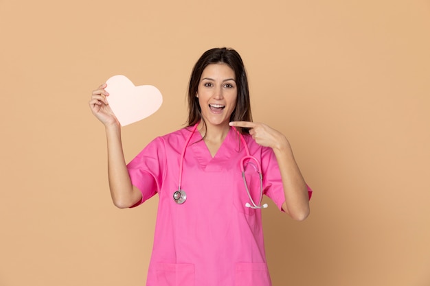 Giovane medico che indossa l'uniforme rosa