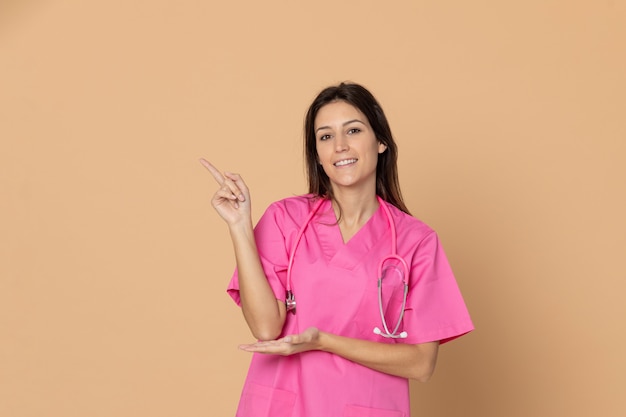 Giovane medico che indossa l'uniforme rosa