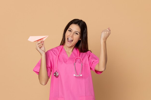 Giovane medico che indossa l'uniforme rosa