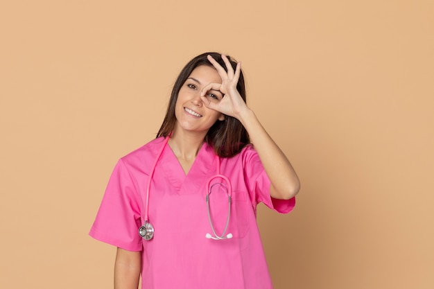 Giovane medico che indossa l'uniforme rosa