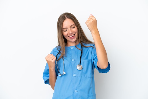 Giovane medico chirurgo donna lituana isolata su sfondo bianco che celebra una vittoria