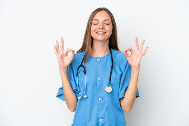 Giovane medico chirurgo donna lituana isolata su sfondo bianco in posa zen