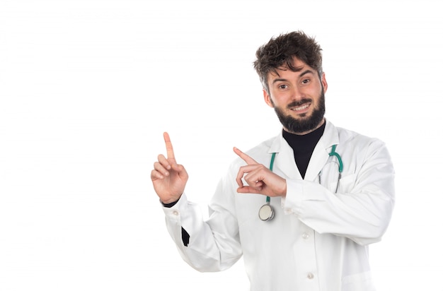 Giovane medico con la barba che indossa un'uniforme bianca