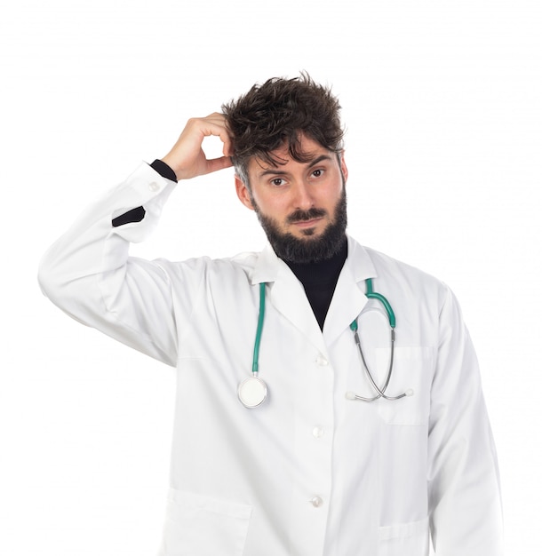 Giovane medico con la barba che indossa un'uniforme bianca