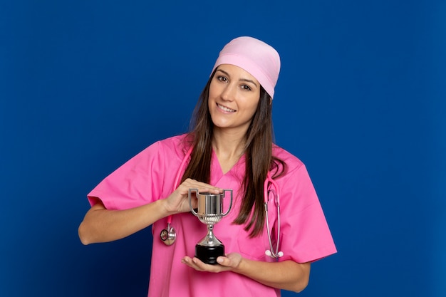 Giovane medico con un'uniforme rosa