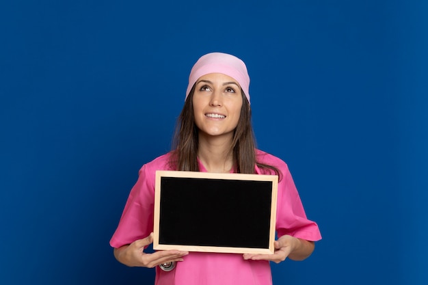 Giovane medico con un'uniforme rosa