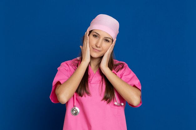 Giovane medico con un'uniforme rosa