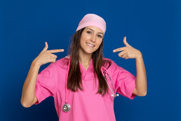 Giovane medico con un'uniforme rosa