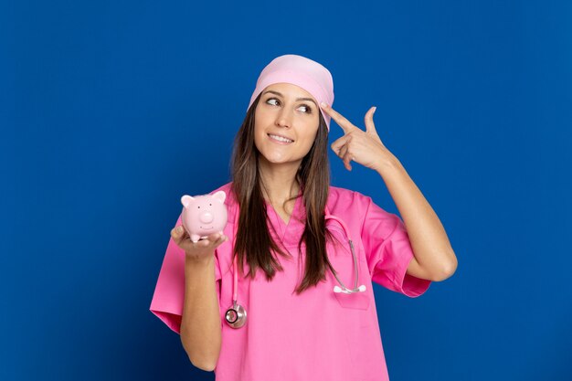 Giovane medico con un'uniforme rosa