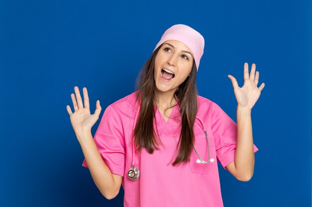 Giovane medico con un'uniforme rosa