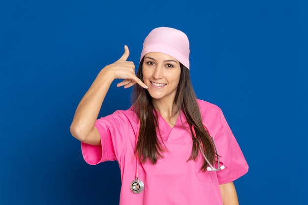 Giovane medico con un'uniforme rosa